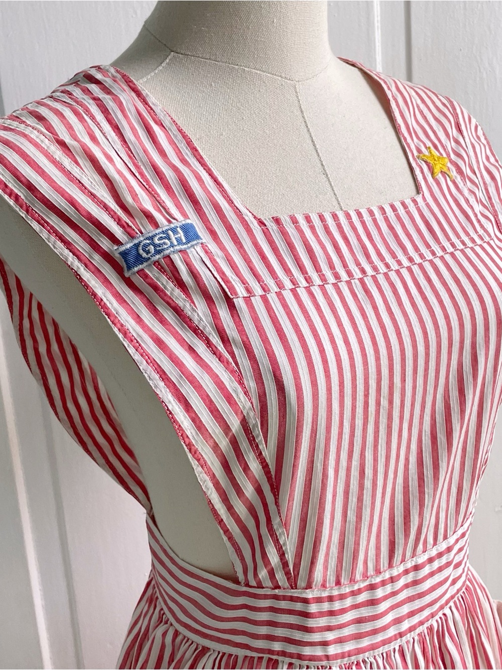 Vintage 50s/60s Candy Striper volunteer  Striped White & Pink Pinafore Apron GSH - Picture 2 of 16